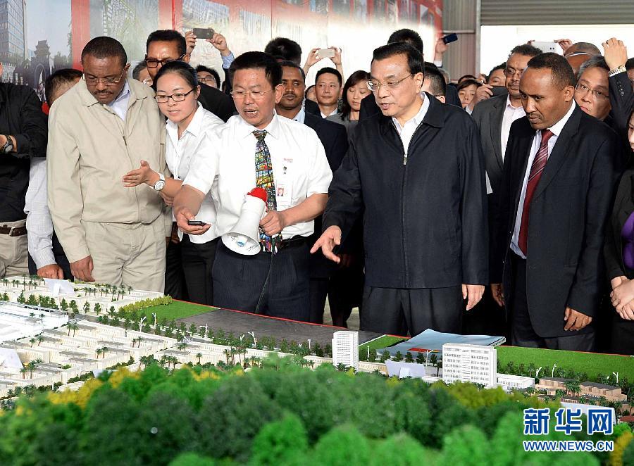  5月5日，中國國務院總理李克強在埃塞俄比亞總理海爾馬里亞姆陪同下參觀東方工業園。這是李克強與海爾馬里亞姆（左一）一起觀看工業園沙盤展示。新華社記者 李濤