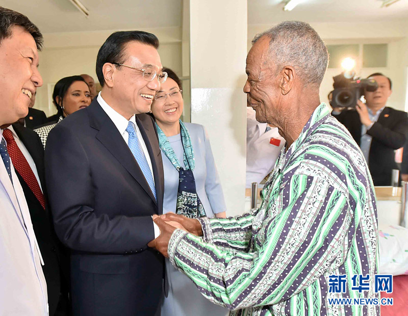 5月6日，中國(guó)國(guó)務(wù)院總理李克強(qiáng)與埃塞俄比亞總統(tǒng)穆拉圖一同來(lái)到亞的斯亞貝巴阿勒塔醫(yī)院，看望受益于中國(guó)免費(fèi)白內(nèi)障手術(shù)&ldquo;光明行&rdquo;活動(dòng)的埃塞俄比亞患者。新華社記者 李濤 攝 