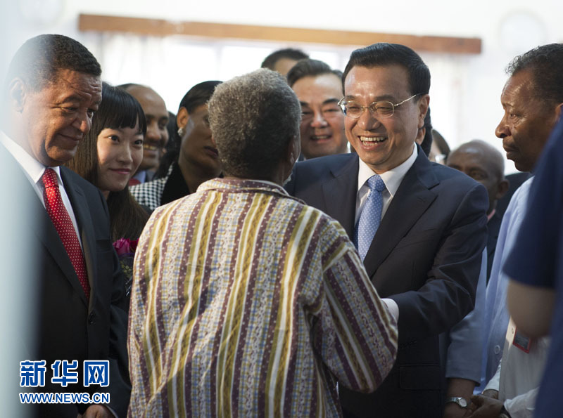 5月6日，中國(guó)國(guó)務(wù)院總理李克強(qiáng)與埃塞俄比亞總統(tǒng)穆拉圖一同來(lái)到亞的斯亞貝巴阿勒塔醫(yī)院，看望受益于中國(guó)免費(fèi)白內(nèi)障手術(shù)&ldquo;光明行&rdquo;活動(dòng)的埃塞俄比亞患者。新華社記者 謝環(huán)馳 攝 