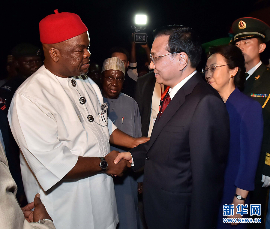     5月6日，應尼日利亞總統喬納森邀請，國務院總理李克強乘專機抵達阿布賈國際機場，開始對尼日利亞進行正式訪問。李克強總理夫人程虹同機抵達。新華社記者 李濤 攝 