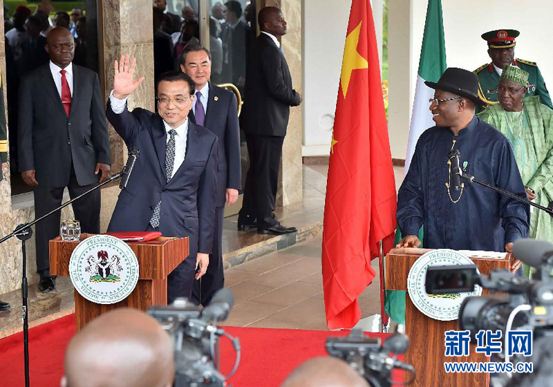 5月7日,中國國務院總理李克強在阿布賈與尼日利亞總統喬納森會談后共同會見記者,并回答記者提問。 新華社記者李濤攝 5月7日,中國國務院總理李克強在阿布賈與尼日利亞總統喬納森會談后共同會見記者,并回答記者提問。 新華社記者李濤攝