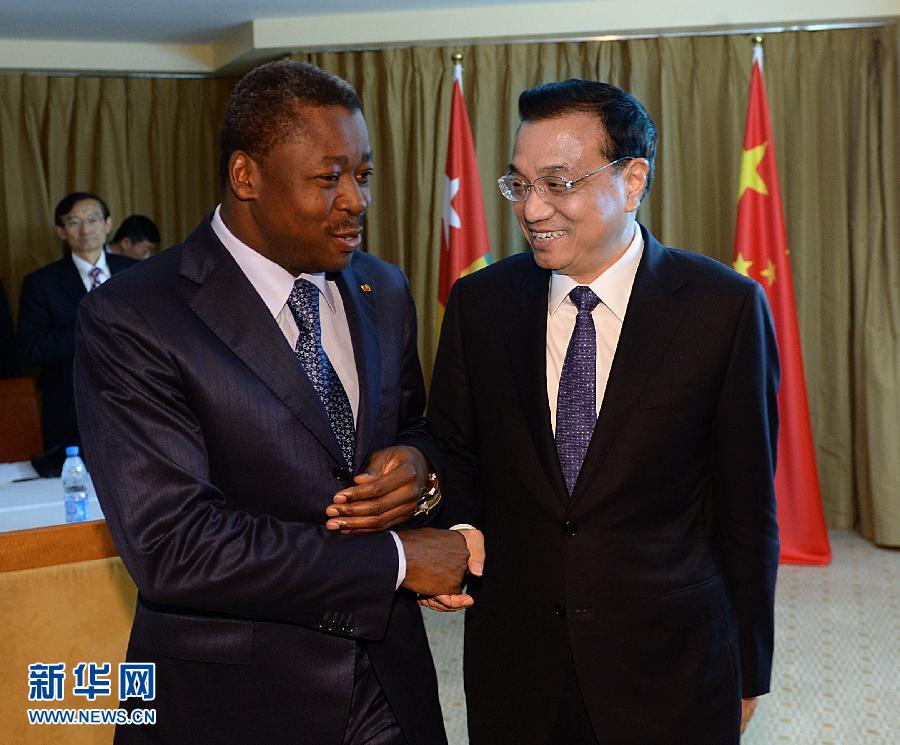 5月7日,正在尼日利亞訪問的中國國務(wù)院總理李克強在阿布賈會見出席第24屆世界經(jīng)濟論壇非洲峰會全會的多哥總統(tǒng)福雷。 新華社記者 李濤 攝 5月7日,正在尼日利亞訪問的中國國務(wù)院總理李克強在阿布賈會見出席第24屆世界經(jīng)濟論壇非洲峰會全會的多哥總統(tǒng)福雷。 新華社記者 李濤 攝