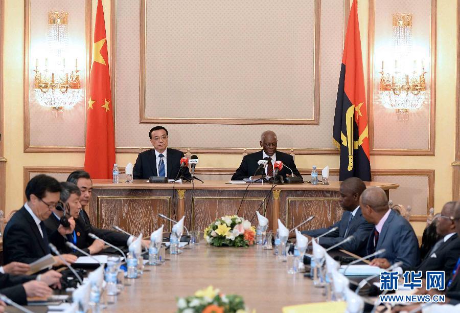 5月9日,中國國務院總理李克強在安哥拉總統府同安總統多斯桑托斯舉行會談。 新華社記者李濤攝 5月9日,中國國務院總理李克強在安哥拉總統府同安總統多斯桑托斯舉行會談。 新華社記者李濤攝