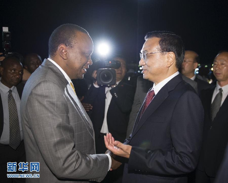 5月9日，應肯尼亞總統肯雅塔邀請，中國國務院總理李克強乘專機抵達內羅畢肯雅塔國際機場，開始對肯尼亞進行正式訪問。李克強總理夫人程虹同機抵達。肯尼亞總統肯雅塔和副總統魯托率肯政府高級官員到機場迎接。新華社記者 謝環馳 攝 