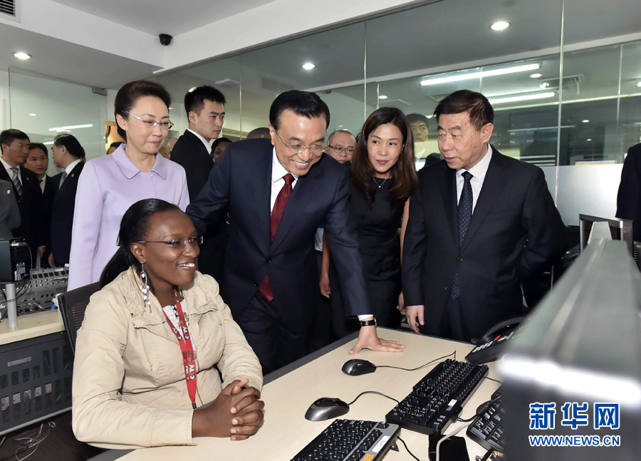 5月11日，中國國務院總理李克強在肯尼亞首都內羅畢看望并慰問中央電視臺非洲分臺員工。 新華社記者 李濤 攝 