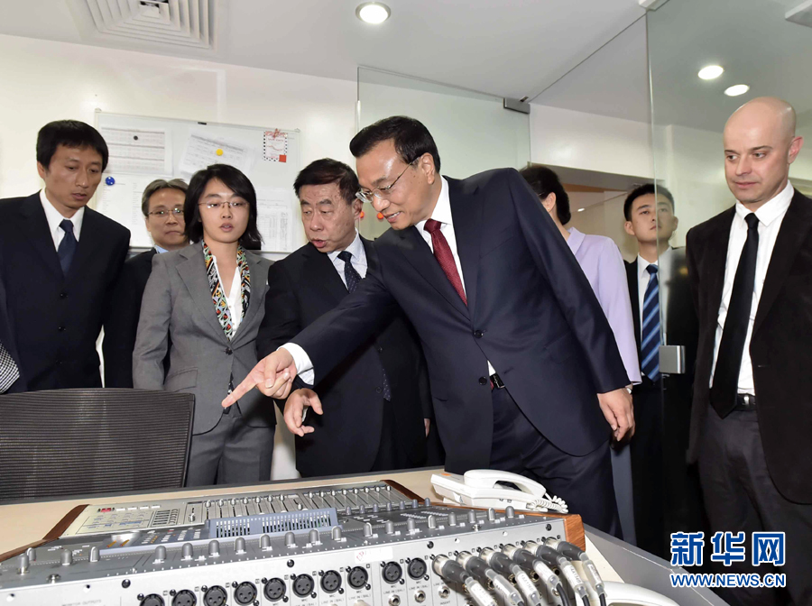 5月11日，中國國務院總理李克強在肯尼亞首都內羅畢看望并慰問中央電視臺非洲分臺員工。 新華社記者 李濤 攝 