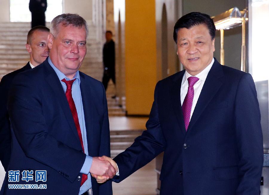 6月13日，中共中央政治局常委、中央書記處書記劉云山在赫爾辛基會見芬蘭社民黨主席、財政部長林內。 新華社記者姚大偉攝