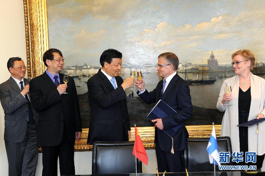 6月13日，中共中央政治局常委、中央書記處書記劉云山在赫爾辛基與赫爾辛基市長帕尤寧共同出席中芬有關文化藝術合作及交流活動的諒解備忘錄簽字儀式。新華社記者饒愛民攝 