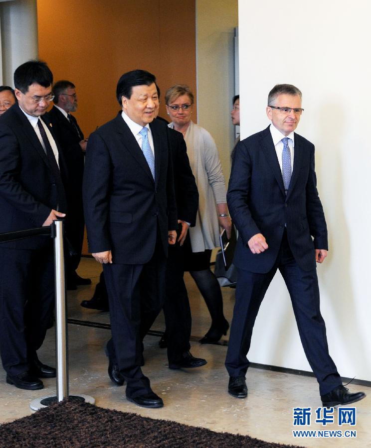 6月13日，中共中央政治局常委、中央書記處書記劉云山在赫爾辛基與赫爾辛基市長帕尤寧共同出席中芬有關文化藝術合作及交流活動的諒解備忘錄簽字儀式。新華社記者饒愛民攝