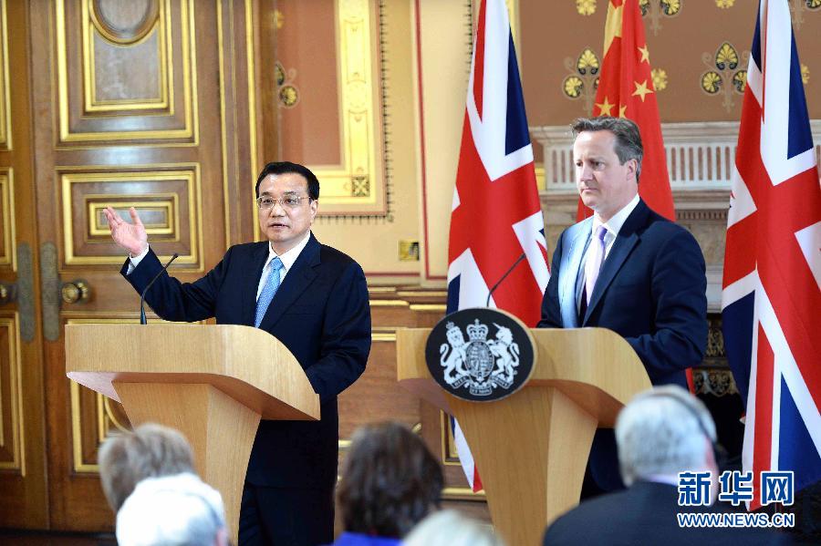 6月17日，中國(guó)國(guó)務(wù)院總理李克強(qiáng)同英國(guó)首相卡梅倫在倫敦舉行中英總理年度會(huì)晤后共同會(huì)見記者。新華社記者 李濤 攝  