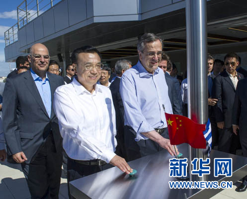 這是李克強與薩馬拉斯共同發(fā)出指令，一列滿載中國貨物的列車緩緩駛出比雷埃夫斯港，開往中東歐目的地。新華社記者 王曄 攝