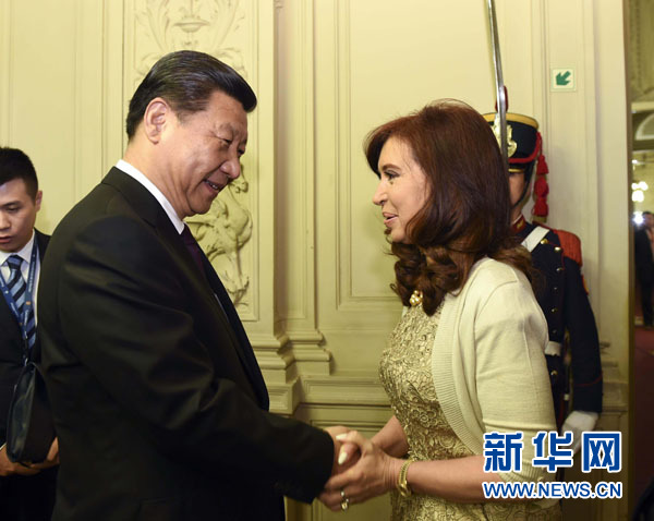 當?shù)貢r間7月18日，國家主席習近平在布宜諾斯艾利斯同阿根廷總統(tǒng)克里斯蒂娜舉行會談。這是會談開始前，克里斯蒂娜在總統(tǒng)府為習近平舉行隆重歡迎儀式。新華社記者 李學仁 攝