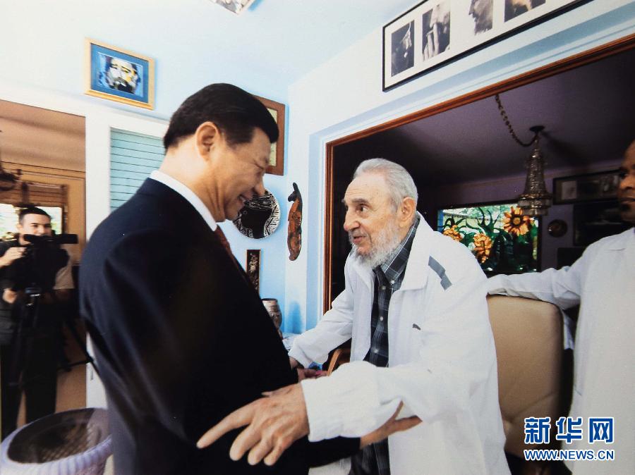 當(dāng)?shù)貢r(shí)間7月22日，國(guó)家主席習(xí)近平在哈瓦那親切探望古巴革命領(lǐng)袖菲德爾&middot;卡斯特羅。 新華社發(fā)