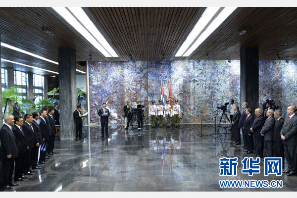 當地時間7月22日，國家主席習近平在哈瓦那接受古巴政府授予的&ldquo;何塞&middot;馬蒂&rdquo;勛章。古巴國務委員會主席兼部長會議主席勞爾&middot;卡斯特羅為習近平佩戴勛章。新華社記者馬占成攝