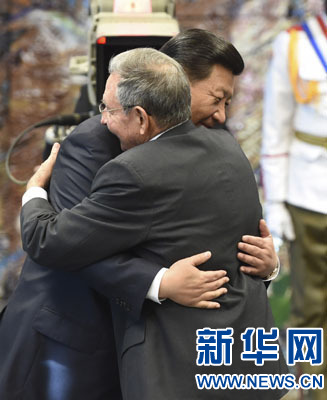 當地時間7月22日，國家主席習近平在哈瓦那接受古巴政府授予的&ldquo;何塞&middot;馬蒂&rdquo;勛章。古巴國務委員會主席兼部長會議主席勞爾&middot;卡斯特羅為習近平佩戴勛章。新華社記者馬占成攝