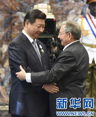 當地時間7月22日，國家主席習近平在哈瓦那接受古巴政府授予的&ldquo;何塞&middot;馬蒂&rdquo;勛章。古巴國務委員會主席兼部長會議主席勞爾&middot;卡斯特羅為習近平佩戴勛章。新華社記者馬占成攝