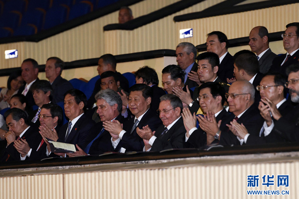      出當地時間7月22日，國家主席習近平在哈瓦那與古巴國務委員會主席兼部長會議主席勞爾&middot;卡斯特羅共同觀看中古芭蕾舞聯合演出。新華社記者李學仁攝 