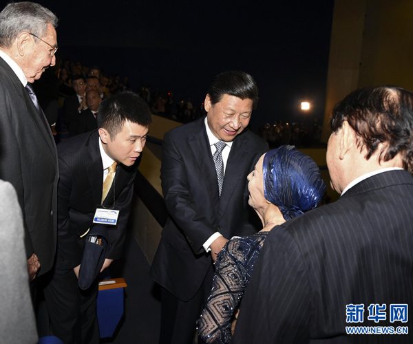     當地時間7月22日，國家主席習近平在哈瓦那與古巴國務委員會主席兼部長會議主席勞爾&middot;卡斯特羅共同觀看中古芭蕾舞聯合演出。新華社記者李學仁攝 