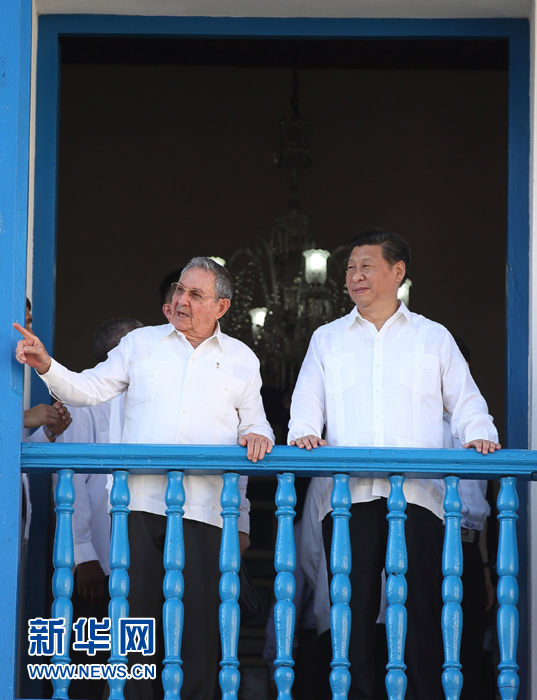 這是習近平在勞爾陪同下參觀圣地亞哥市政府時一同走上二層陽臺。1959年1月1日，菲德爾&middot;卡斯特羅就是站在這里宣布古巴革命勝利。新華社記者蘭紅光 攝 