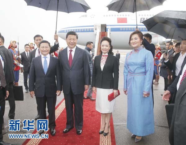 8月21日，國家主席習(xí)近平抵達烏蘭巴托，開始對蒙古國進行國事訪問。習(xí)近平和夫人彭麗媛在機場受到蒙古國總理阿勒坦呼亞格夫婦熱情迎接。新華社記者鞠鵬攝 