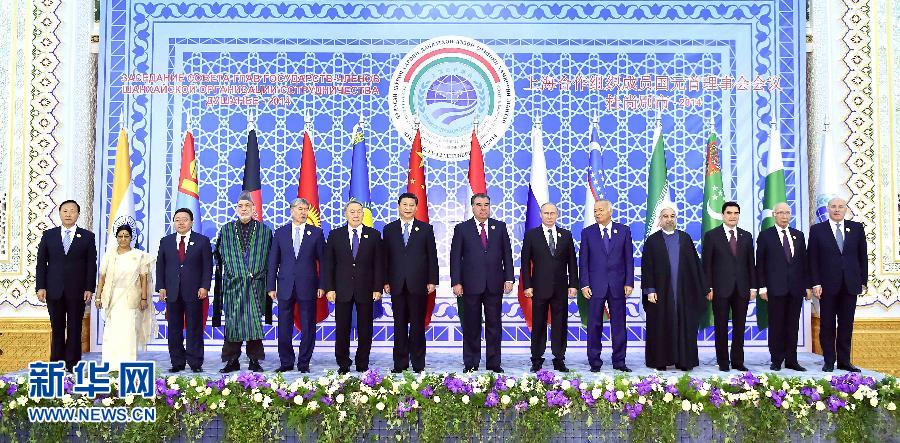 9月12日，上海合作組織成員國元首理事會第十四次會議在塔吉克斯坦首都杜尚別舉行。國家主席習近平出席會議并發(fā)表重要講話。這是與會成員國元首、觀察員國領導人或代表、主席國客人以及有關國際和地區(qū)組織代表集體合影。新華社記者李濤攝 