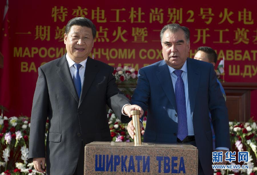 9月13日,國家主席習近平和塔吉克斯坦總統拉赫蒙在杜尚別共同出席中塔兩國重大合作項目——杜尚別2號熱電廠一期工程竣工儀式、二期工程開工儀式。這是習近平和拉赫蒙一同將裝有兩國元首簽名二期工程奠基紀念頁的金色金屬管放入水泥墩中。 新華社記者黃敬文攝 9月13日,國家主席習近平和塔吉克斯坦總統拉赫蒙在杜尚別共同出席中塔兩國重大合作項目——杜尚別2號熱電廠一期工程竣工儀式、二期工程開工儀式。這是習近平和拉赫蒙一同將裝有兩國元首簽名二期工程奠基紀念頁的金色金屬管放入水泥墩中。 新華社記者黃敬文攝