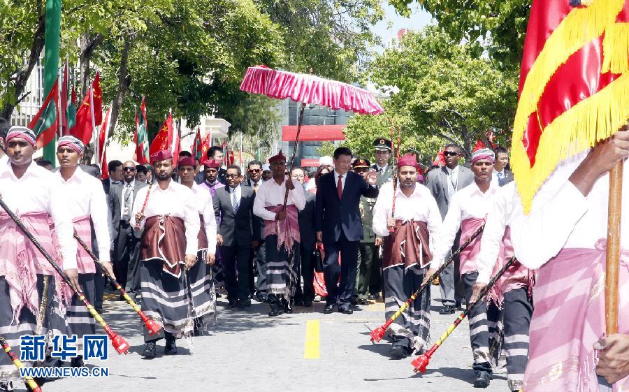 9月15日，國家主席習近平同馬爾代夫總統亞明在馬累舉行會談。會談前，亞明在共和國廣場為習近平舉行歡迎儀式。 新華社記者 鞠鵬 攝