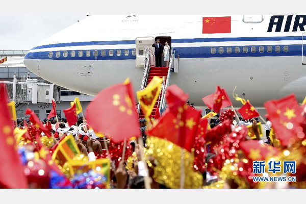 9月16日,國(guó)家主席習(xí)近平抵達(dá)科倫坡,開始對(duì)斯里蘭卡進(jìn)行國(guó)事訪問。這是習(xí)近平和夫人彭麗媛向歡迎群眾揮手致意。 新華社記者馬占成攝 9月16日,國(guó)家主席習(xí)近平抵達(dá)科倫坡,開始對(duì)斯里蘭卡進(jìn)行國(guó)事訪問。這是習(xí)近平和夫人彭麗媛向歡迎群眾揮手致意。 新華社記者馬占成攝