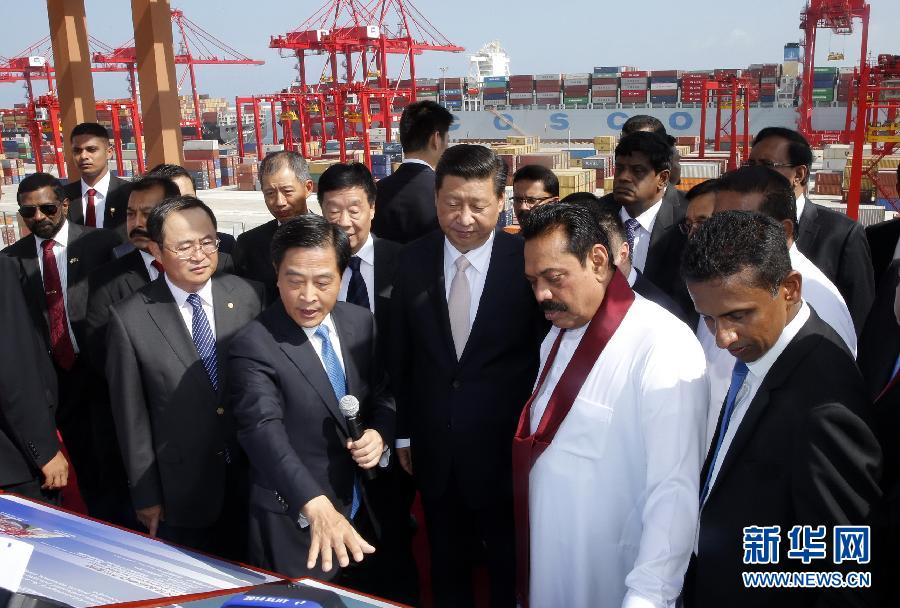 9月17日,國家主席習近平在斯里蘭卡總統拉賈帕克薩陪同下,考察中斯重要合作項目——科倫坡港南集裝箱碼頭。 新華社記者 鞠鵬 攝 9月17日,國家主席習近平在斯里蘭卡總統拉賈帕克薩陪同下,考察中斯重要合作項目——科倫坡港南集裝箱碼頭。 新華社記者 鞠鵬 攝