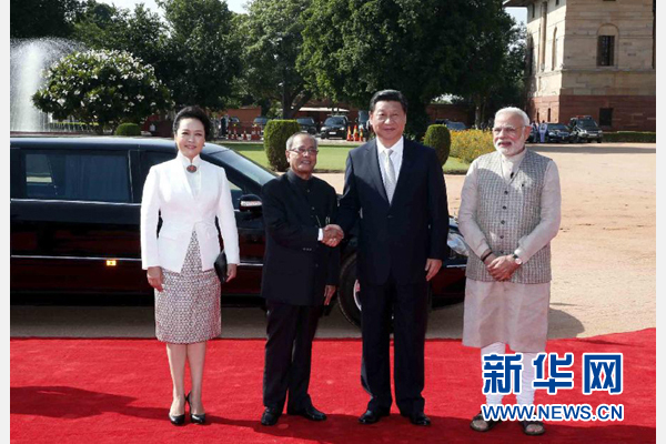 9月18日，國家主席習近平出席印度總統慕克吉在總統府舉行的隆重歡迎儀式。這是儀式前，習近平與慕克吉親切握手。 新華社記者 鞠鵬 攝