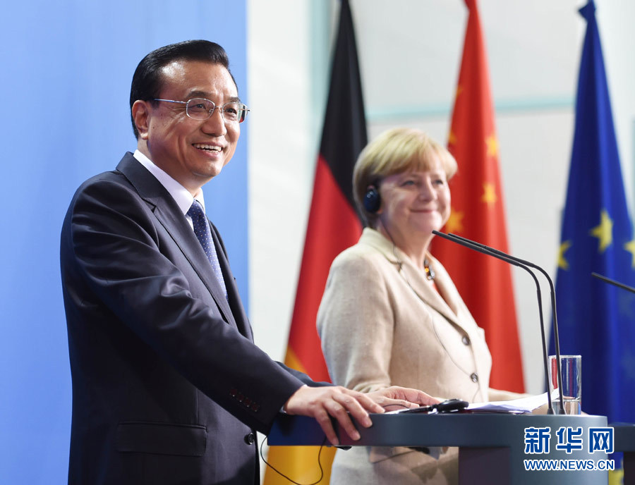 10月10日，國務(wù)院總理李克強在柏林與德國總理默克爾圓滿結(jié)束第三輪中德政府磋商后共同會見記者。 新華社記者 李學仁 攝 