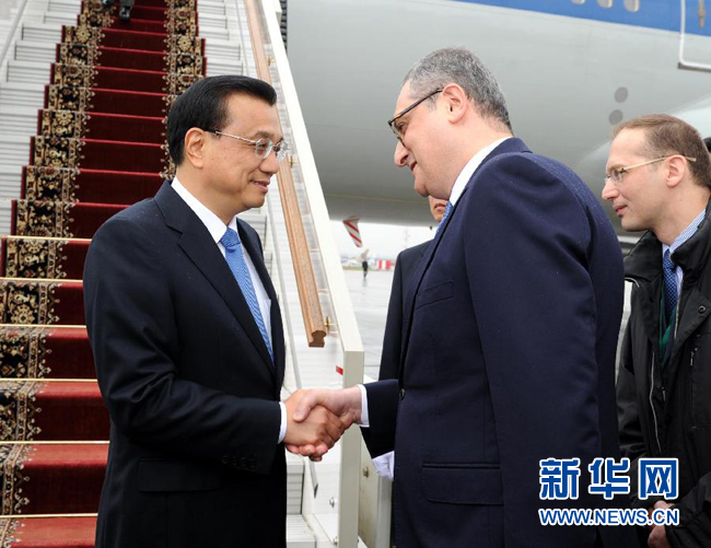 10月12日，中國(guó)國(guó)務(wù)院總理李克強(qiáng)乘專機(jī)抵達(dá)莫斯科，開始對(duì)俄羅斯進(jìn)行正式訪問并舉行中俄總理第十九次定期會(huì)晤。俄羅斯聯(lián)邦政府高級(jí)官員到機(jī)場(chǎng)迎接李克強(qiáng)總理。新華社記者 饒愛民 攝