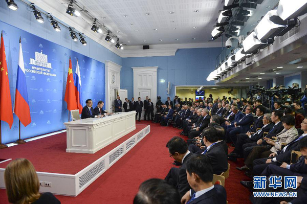 10月13日，國(guó)務(wù)院總理李克強(qiáng)在莫斯科與俄羅斯總理梅德韋杰夫圓滿結(jié)束中俄總理第十九次定期會(huì)晤后共同會(huì)見(jiàn)記者。 新華社記者李學(xué)仁攝