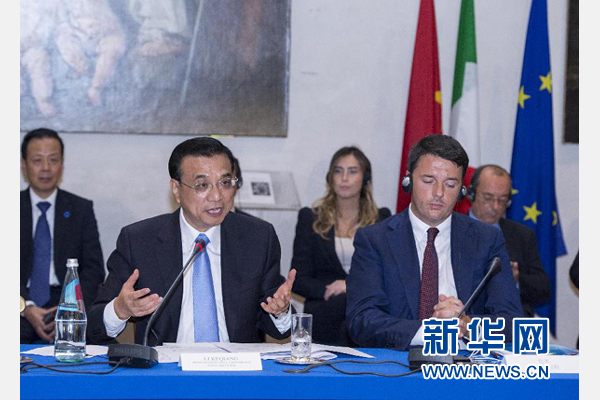 10月14日，中國國務(wù)院總理李克強(qiáng)在羅馬巴爾貝里尼宮與意大利總理倫齊共同會見中意企業(yè)家委員會委員及企業(yè)家代表并致辭。 新華社記者 王曄攝 