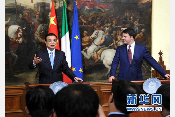 10月14日，中國(guó)國(guó)務(wù)院總理李克強(qiáng)與意大利總理倫齊在羅馬舉行會(huì)談后共同會(huì)見記者。 新華社記者 饒愛民 攝 