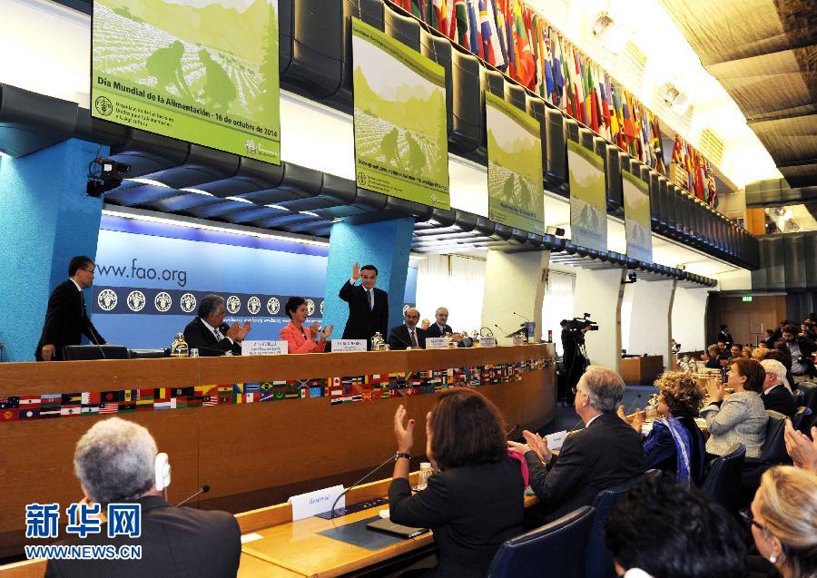 10月15日，中國國務(wù)院總理李克強在格拉齊亞諾總干事的陪同下在位于羅馬的聯(lián)合國糧農(nóng)組織總部發(fā)表演講。 新華社記者 饒愛民 攝 