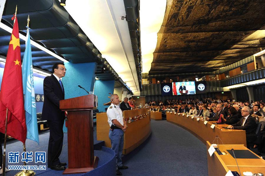 10月15日，中國國務(wù)院總理李克強在格拉齊亞諾總干事的陪同下在位于羅馬的聯(lián)合國糧農(nóng)組織總部發(fā)表演講。 新華社記者 饒愛民 攝 