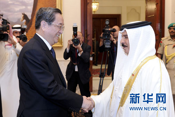 11月6日，正在巴林進(jìn)行正式友好訪問的全國政協(xié)主席俞正聲在麥納麥會見巴林國王哈馬德。 新華社記者 張鐸 攝
