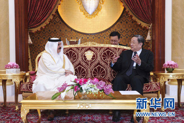11月6日，正在巴林進(jìn)行正式友好訪問的全國政協(xié)主席俞正聲在麥納麥會見巴林國王哈馬德。 新華社記者 張鐸 攝