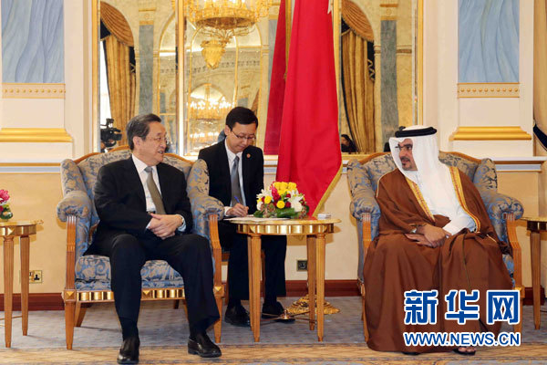 11月6日，正在巴林進(jìn)行正式友好訪問的全國政協(xié)主席俞正聲在麥納麥會見巴林王儲薩勒曼。 新華社記者劉衛(wèi)兵攝