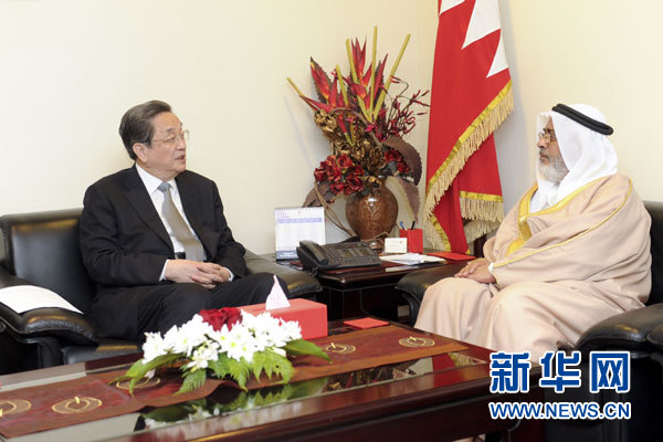 11月6日，正在巴林進(jìn)行正式友好訪問的全國政協(xié)主席俞正聲在麥納麥會見巴林國民議會議長兼眾議長扎赫拉尼。 新華社記者 張鐸 攝