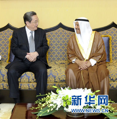 11月6日，正在巴林進(jìn)行正式友好訪問的全國政協(xié)主席俞正聲在麥納麥與巴林協(xié)商會議主席阿里舉行會談。 新華社記者 張鐸 攝