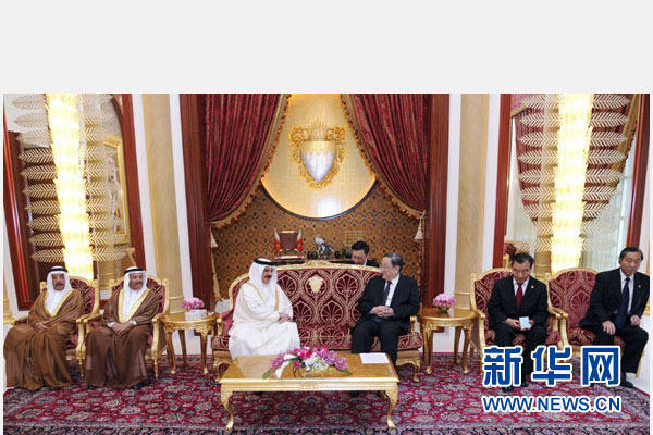 11月6日，正在巴林進(jìn)行正式友好訪問的全國政協(xié)主席俞正聲在麥納麥會見巴林國王哈馬德。 新華社記者 張鐸 攝