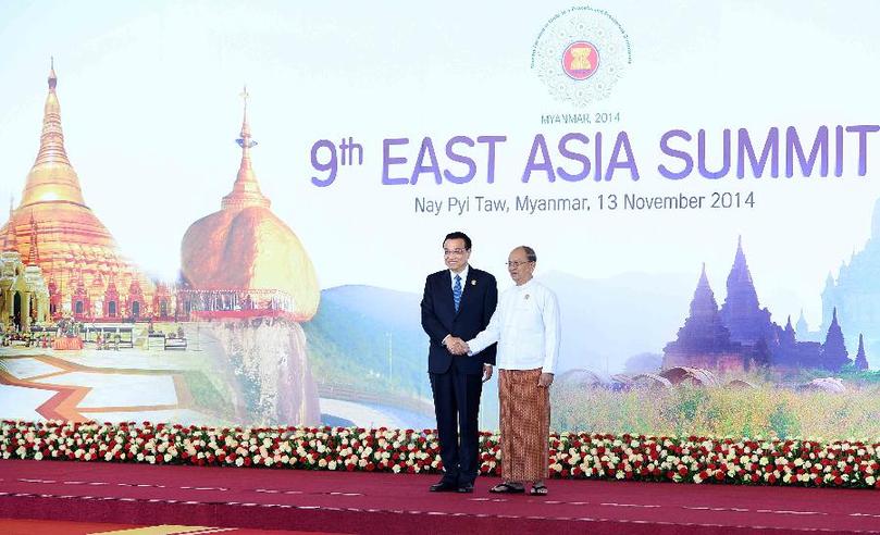 11月13日，中國國務院總理李克強在內比都出席第九屆東亞峰會并發言。這是峰會開始前，東盟輪值主席國緬甸聯邦共和國總統吳登盛迎接李克強總理。新華社記者 李濤 攝 