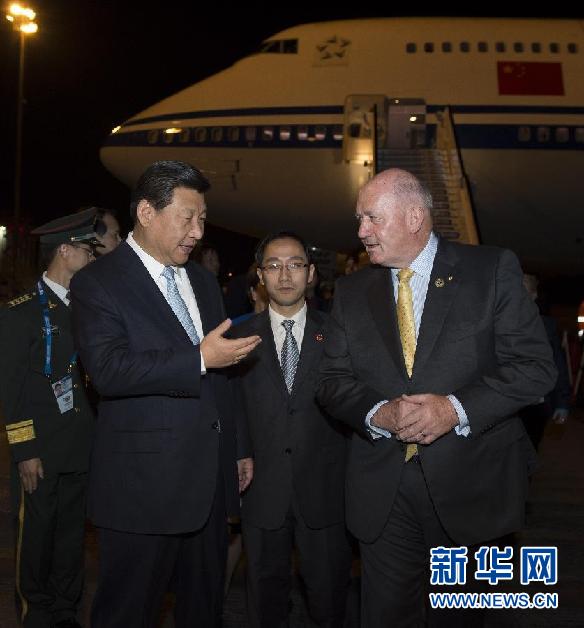 11月14日，中國(guó)國(guó)家主席習(xí)近平抵達(dá)布里斯班，出席二十國(guó)集團(tuán)領(lǐng)導(dǎo)人第九次峰會(huì)，并對(duì)澳大利亞進(jìn)行國(guó)事訪問(wèn)。這是習(xí)近平在機(jī)場(chǎng)受到澳大利亞聯(lián)邦總督科斯格羅夫的迎接。新華社記者 李學(xué)仁 攝