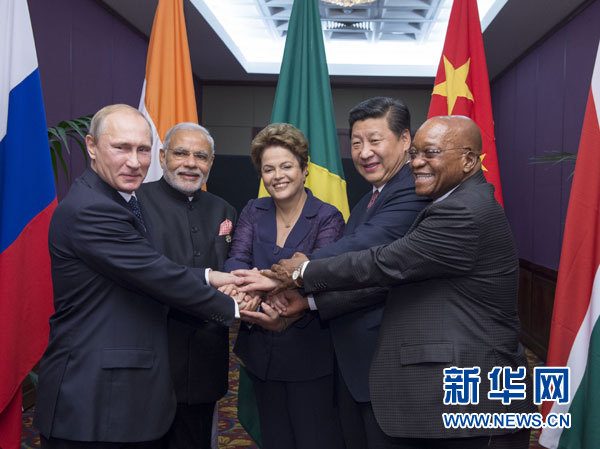 11月15日，金磚國家領(lǐng)導(dǎo)人非正式會(huì)晤在澳大利亞布里斯班舉行，中國國家主席習(xí)近平、巴西總統(tǒng)羅塞夫、俄羅斯總統(tǒng)普京、印度總理莫迪、南非總統(tǒng)祖馬出席。這是五國領(lǐng)導(dǎo)人在會(huì)晤前合影。新華社記者李學(xué)仁攝