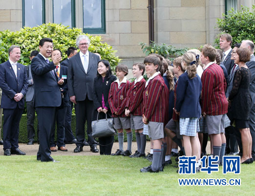 11月18日，國家主席習近平在澳大利亞塔斯馬尼亞州與朗塞斯頓市斯科奇－歐克伯恩小學的小學生共同植樹。新華社記者 姚大偉 攝