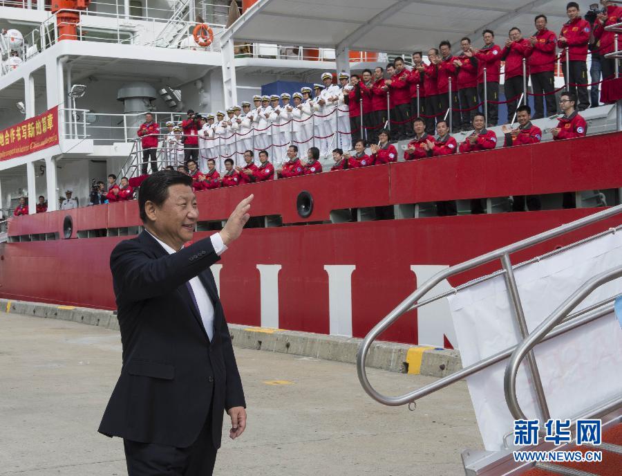 11月18日，正在澳大利亞塔斯馬尼亞州首府霍巴特訪問的中國國家主席習近平在澳大利亞總理阿博特陪同下參觀南極科考項目并慰問兩國科考人員。這是習近平在霍巴特港看望正在這里補給的&ldquo;雪龍&rdquo;號全體科考人員。新華社記者李學仁攝 