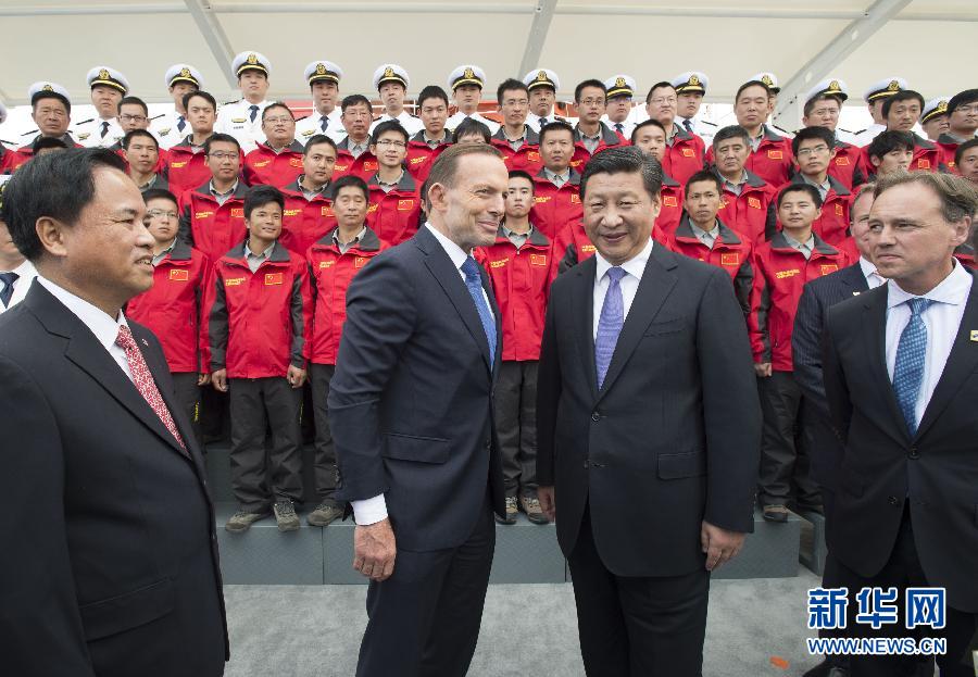 11月18日，正在澳大利亞塔斯馬尼亞州首府霍巴特訪問的中國國家主席習近平在澳大利亞總理阿博特陪同下參觀南極科考項目并慰問兩國科考人員。新華社記者李學仁攝 