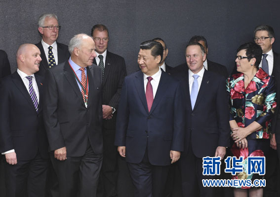 11月21日，中國國家主席習(xí)近平在奧克蘭和新西蘭總理約翰&middot;基共同出席中國－新西蘭市長論壇啟動儀式，并在啟動儀式后會見&ldquo;新中關(guān)系促進委員會&rdquo;主要成員。新華社記者馬占成攝